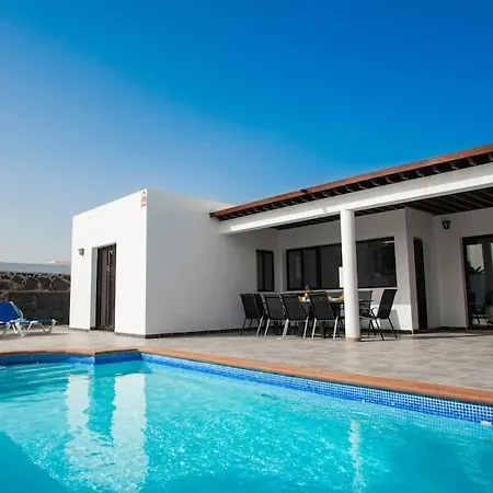 Casa Marlay Spacious, Heated Pool, Bbq & Fast Wi-fi Only 15 Minutes Walk To Town Semesterbostad Playa Blanca (Lanzarote)
