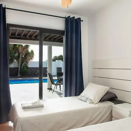 Casa Marlay Spacious, Heated Pool, Bbq & Fast Wi-fi Only 15 Minutes Walk To Town Semesterbostad Playa Blanca (Lanzarote)