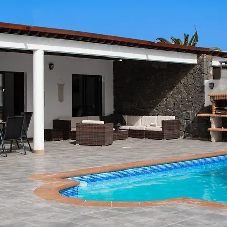Casa Marlay Spacious, Heated Pool, Bbq & Fast Wi-fi Only 15 Minutes Walk To Town Holiday home *