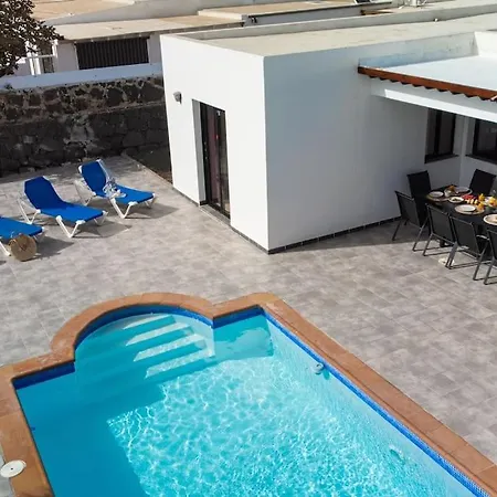 Holiday home Casa Marlay Spacious, Heated Pool, Bbq & Fast Wi-fi Only 15 Minutes Walk To Town Playa Blanca (Lanzarote)