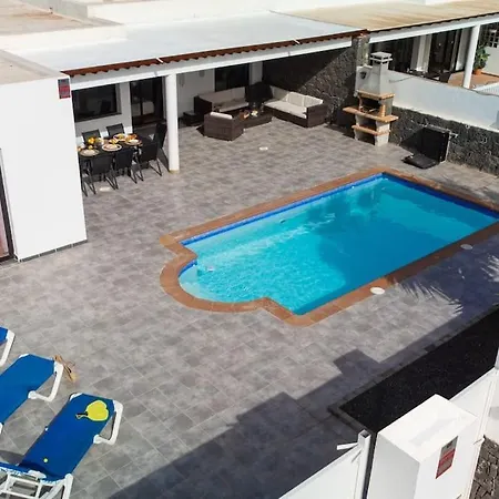 Casa Marlay Spacious, Heated Pool, Bbq & Fast Wi-fi Only 15 Minutes Walk To Town Holiday home Playa Blanca (Lanzarote)