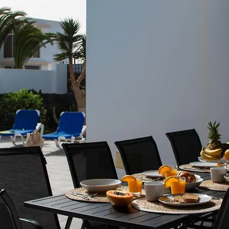 Holiday home Casa Marlay Spacious, Heated Pool, Bbq & Fast Wi-fi Only 15 Minutes Walk To Town Playa Blanca (Lanzarote)