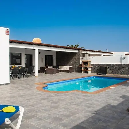 Casa Marlay Spacious, Heated Pool, Bbq & Fast Wi-fi Only 15 Minutes Walk To Town Holiday home
