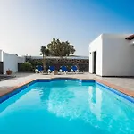 Casa Marlay Spacious, Heated Pool, Bbq & Fast Wi-fi Only 15 Minutes Walk To Town Playa Blanca