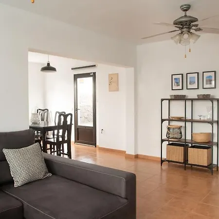 Casa Marlay Spacious, Heated Pool, Bbq & Fast Wi-fi Only 15 Minutes Walk To Town Semesterbostad Playa Blanca (Lanzarote)