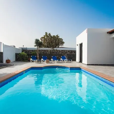 Casa Marlay Spacious, Heated Pool, Bbq & Fast Wi-fi Only 15 Minutes Walk To Town Playa Blanca (Lanzarote)