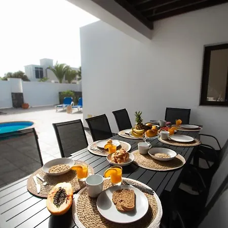 Semesterbostad Casa Marlay Spacious, Heated Pool, Bbq & Fast Wi-fi Only 15 Minutes Walk To Town Playa Blanca (Lanzarote)