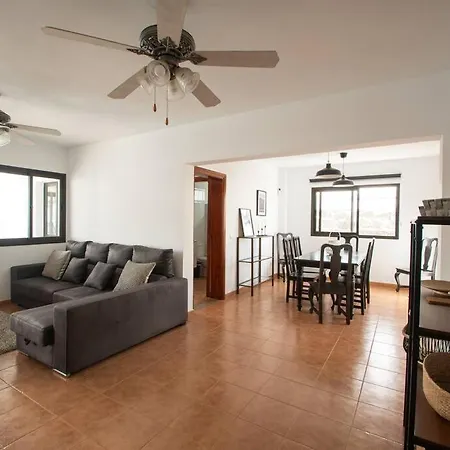 Casa Marlay Spacious, Heated Pool, Bbq & Fast Wi-fi Only 15 Minutes Walk To Town * Playa Blanca (Lanzarote)