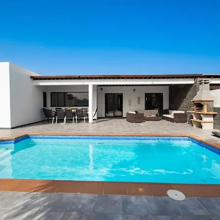Semesterbostad Casa Marlay Spacious, Heated Pool, Bbq & Fast Wi-fi Only 15 Minutes Walk To Town