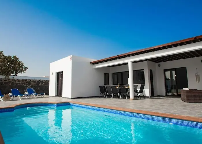 Casa Marlay Spacious, Heated Pool, Bbq & Fast Wi-fi Only 15 Minutes Walk To Town Feriehus Playa Blanca (Lanzarote)