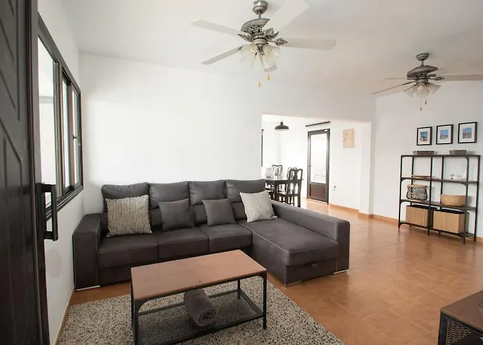 Feriehus Casa Marlay Spacious, Heated Pool, Bbq & Fast Wi-fi Only 15 Minutes Walk To Town *