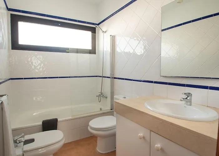 Casa Marlay Spacious, Heated Pool, Bbq & Fast Wi-fi Only 15 Minutes Walk To Town Feriehus Playa Blanca (Lanzarote)