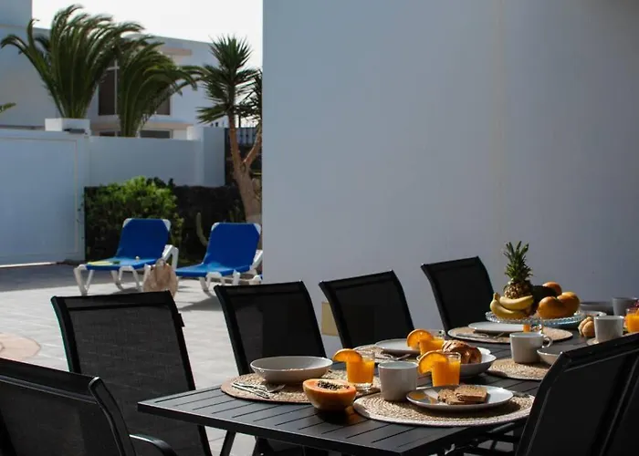 Feriehus Casa Marlay Spacious, Heated Pool, Bbq & Fast Wi-fi Only 15 Minutes Walk To Town Playa Blanca (Lanzarote)