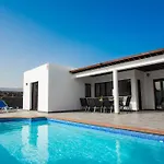 Casa Marlay Spacious, Heated Pool, Bbq & Fast Wi-fi Only 15 Minutes Walk To Town Casa vacanze Playa Blanca (Lanzarote)
